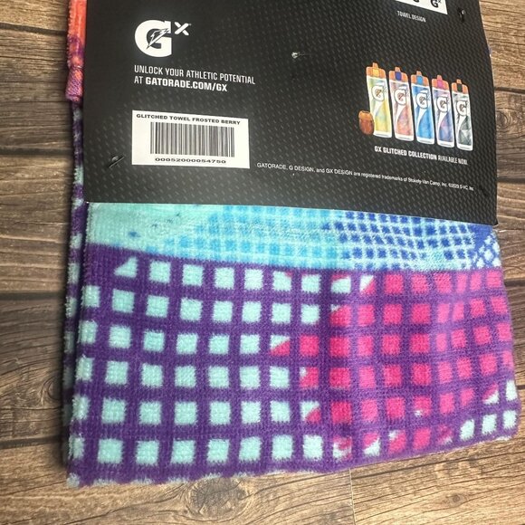 NWT Gatorade Sports Towel Glitched Collection Size 16" x 25" (Frosted Berry) - Picture 7 of 11